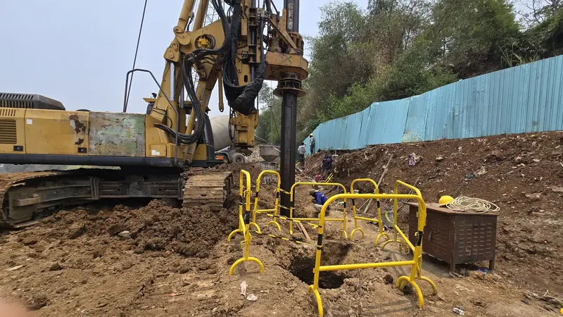 Rig bored pile sedang mengebor, lubang yang sudah terbuka dipagari pembatas kuning